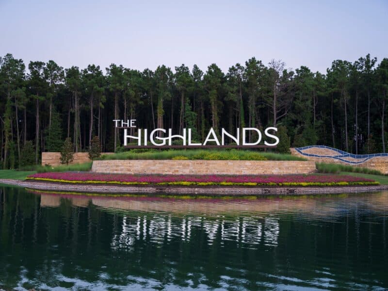 Discover The Natural Difference: Why The Highlands is Unique 1 The Highlands entry monument - why The Highlands is unique